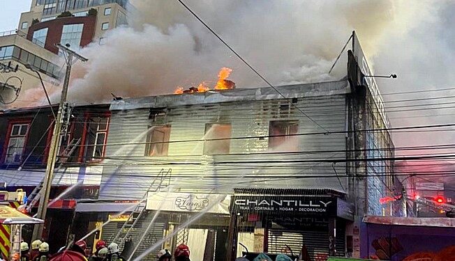 Incendio consumió 18 locales comerciales en centro de Puerto Montt