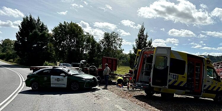 Osorno: Conductor de motocicleta quedó lesionado tras impactar con camión
