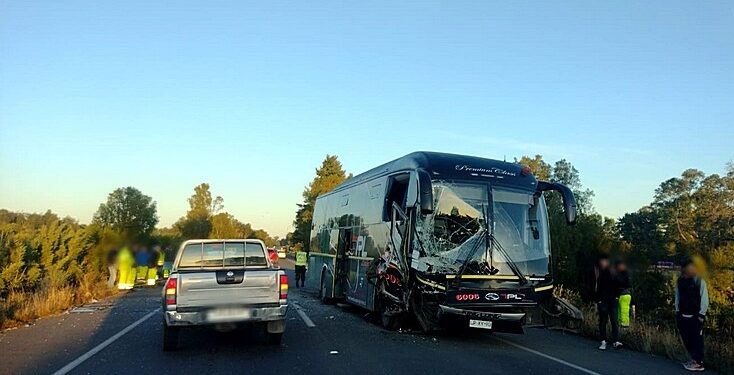 Dos personas fallecieron tras colisión entre bus y vehículo en ruta 215