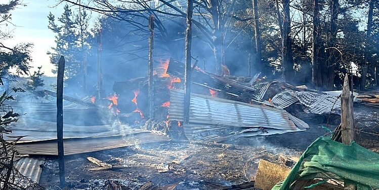Galpón con fardos en Osorno quedó destruido tras incendio 