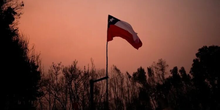 Cifra de muertos llega a 26 en Chile por incendios forestales