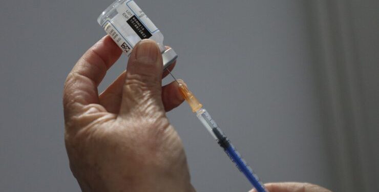 Comienza nueva etapa de vacuna bivalente para mayores de 50 años