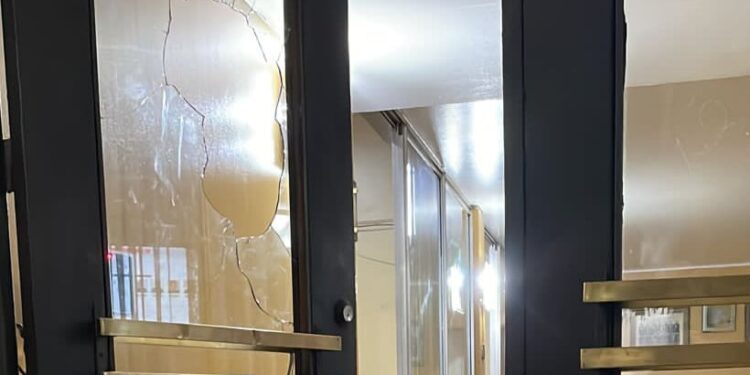 Sujeto dejó daños en puertas de Primera Compañía de Bomberos Osorno&nbsp;