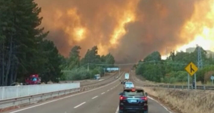 Cortan tránsito total en autopista del Itata por incendio forestal en Quillón