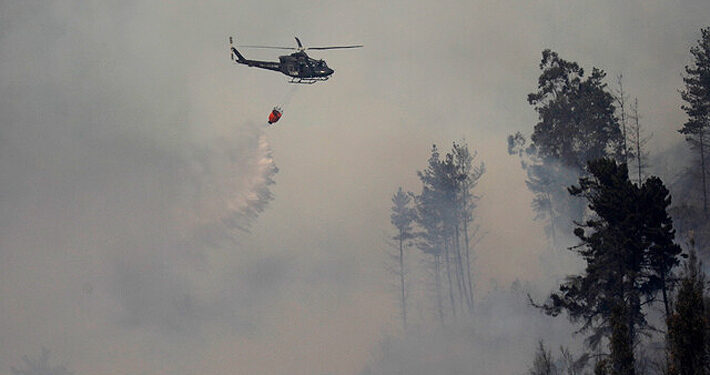 Caída de helicóptero en incendios forestales en La Araucanía deja dos fallecidos