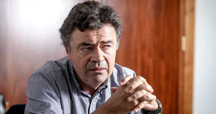 Ministro Valenzuela plantea «pacto» con industria forestal para evitar incendios