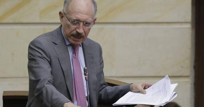 Fiscalía de Colombia acusa de corrupción al embajador de ese país en Chile