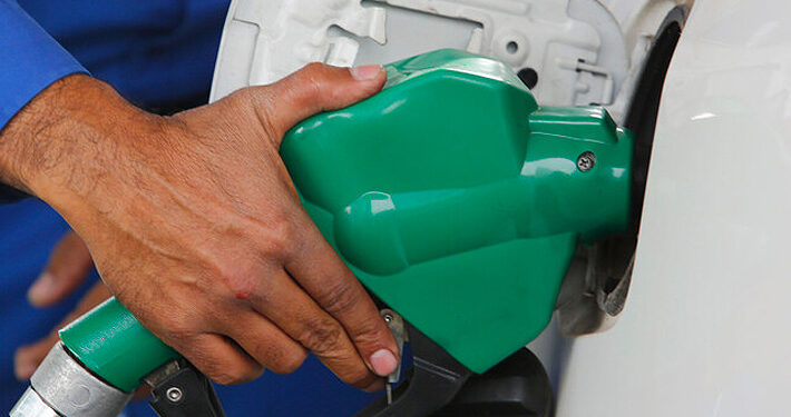 Tras dos semanas: Precios de las bencinas bajarán a partir de este jueves