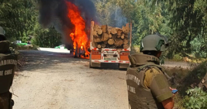 La Araucanía: Sujetos queman camión y balean otros dos de una forestal