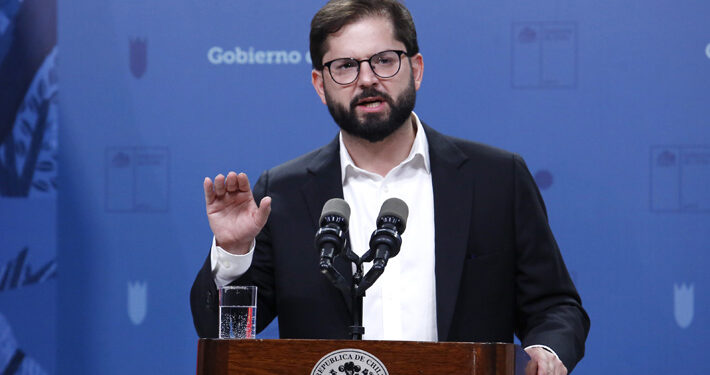 Cadem: Aprobación al Presidente Boric sube y llega al 32%