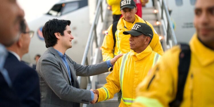 Casi 600 personas de otros países combaten incendios en Chile