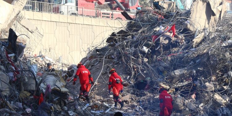 Hasta 150 mil cuerpos se estima que aún están entre escombros en Turquía