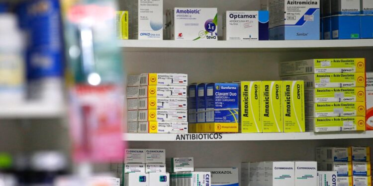 Sernac detectó diferencias de más de 25.000 pesos entre bioequivalentes y genéricos