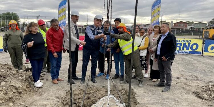 Osorno: colocan primera piedra de cancha en población Carlos Condell