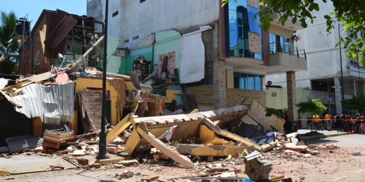 Terremoto en Ecuador: Aumentan a 15 las víctimas fatales y a 446 los heridos