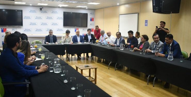 Isapres tendrían que devolver hasta US$1.400 millones a afiliados