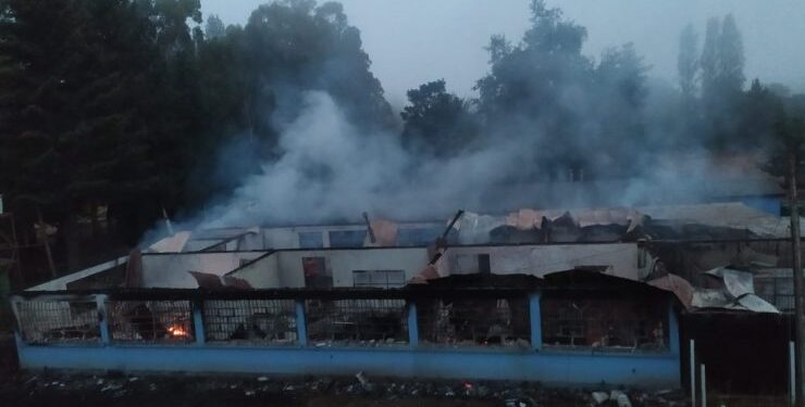 Escuela de Victoria resultó destruida casi en su totalidad tras ataque incendiario
