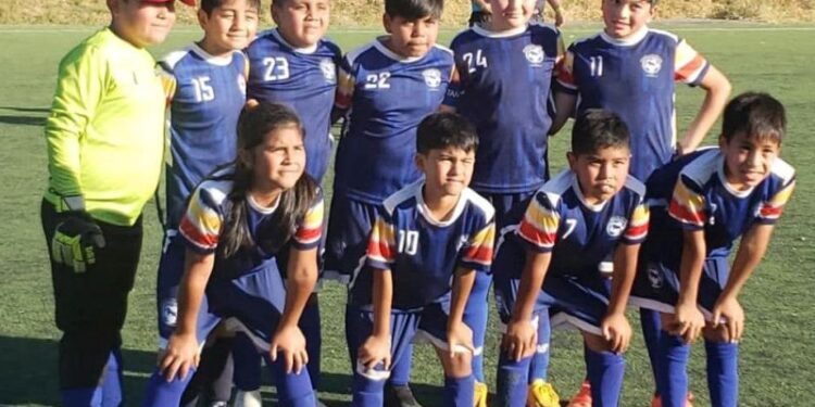 Escuela de fútbol de Provincial Osorno recibió reconocimiento