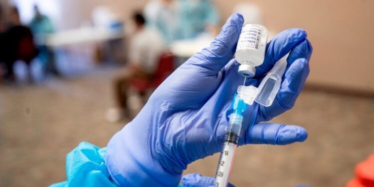 «Vacúnate con la dupla»: Busca incentivar inoculación contra Influenza y Covid-19
