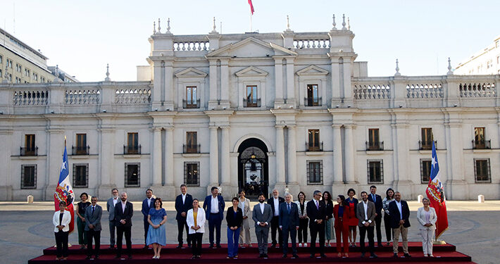 A un año de asumir: Boric se toma foto con ministros tras segundo cambio de gabinete