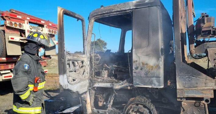 Sujetos amenazan a chofer y queman tres maquinarias en Cunco