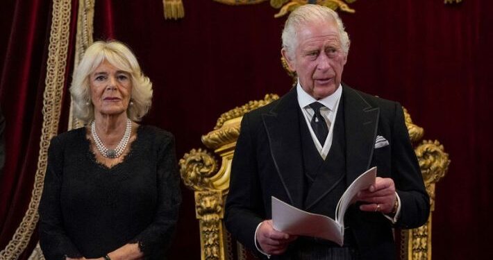 Protestas contra Macron obligan a suspender visita de Carlos III a Francia