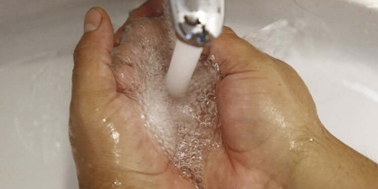 Gobierno elevará cobros mensuales a consumidores excesivos de agua