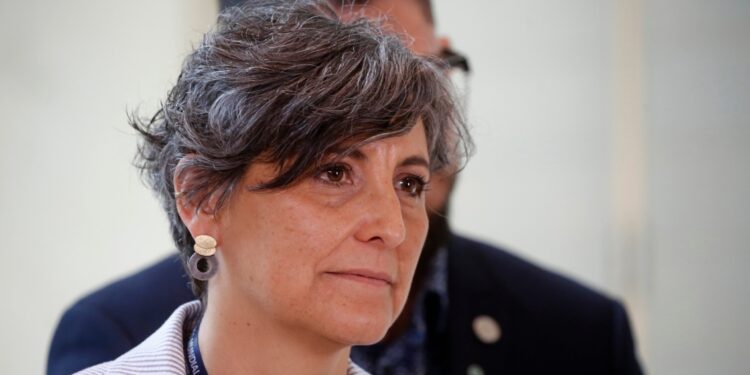 Ministra Aguilera presentará ley corta para solucionar crisis de isapres