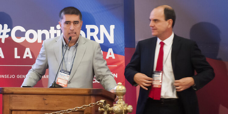 Expresidentes de RN emplazan a Chahuán por elección interna