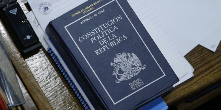 Cadem: Casi un 90% asegura no conocer los candidatos al Consejo Constitucional