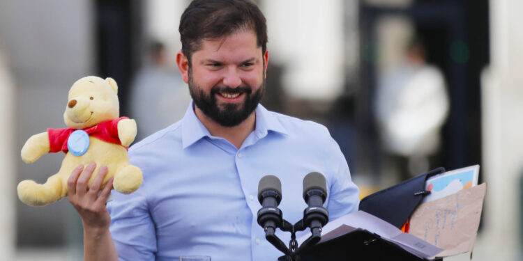 Cadem: Aprobación al Presidente Boric sigue al alza y llega al 35%