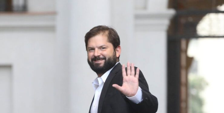 Encuesta Criteria: Aprobación a Boric sube 9 puntos, llegando a un 39%