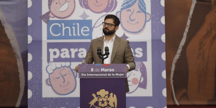 Sala cuna para todo tipo de trabajadores: los anuncios de Boric en el 8M
