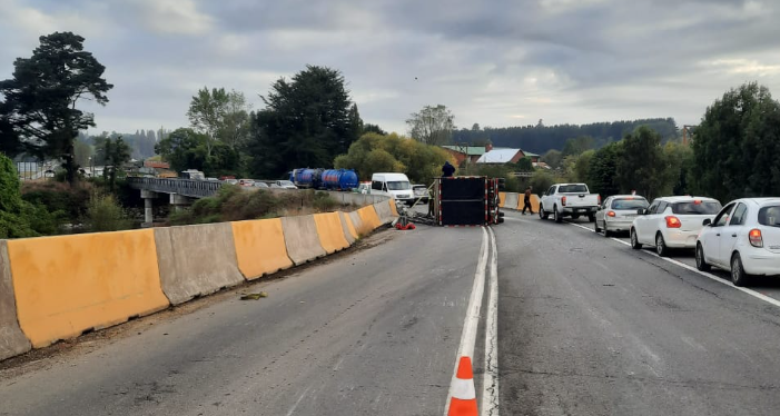 Camión volcó en puente mecano en ruta U-55 a Cancura