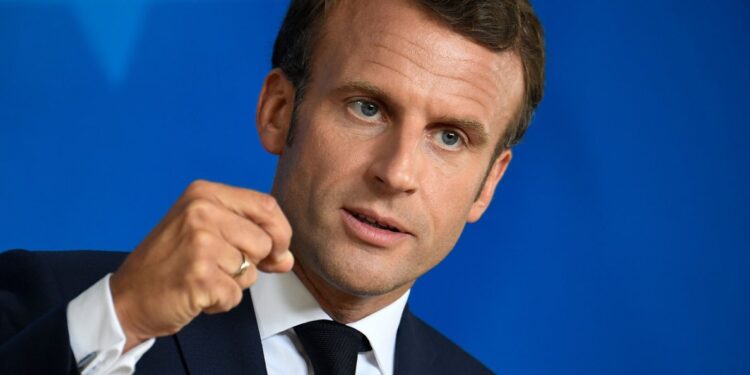 Macron aprueba por decreto su reforma previsional y se salta al Parlamento