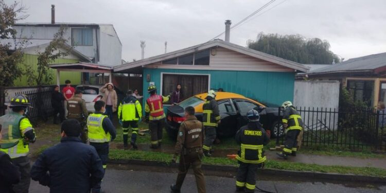 Osorno: conductor de taxi colisionó vivienda tras descompensarse