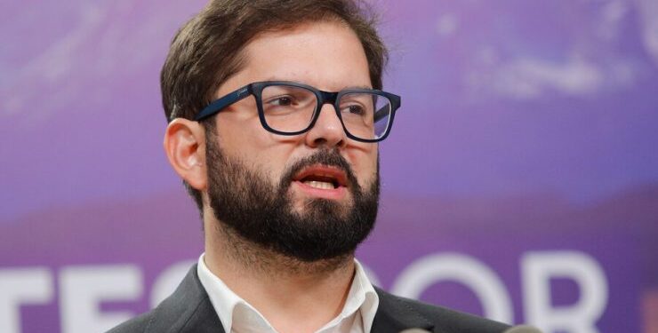 Presidente Boric condena violentos incidentes en clásico universitario