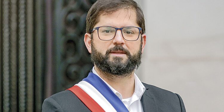 Encuesta Data Influye: Aprobación de Boric cae hasta el 31% en marzo