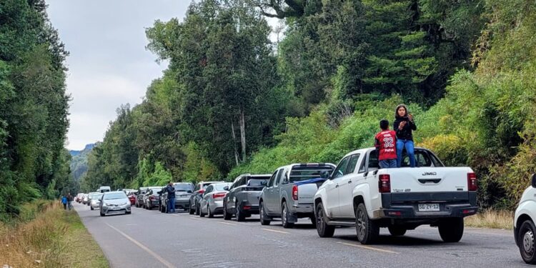 Largas filas se registran en inicio de fin de semana largo en paso Samoré