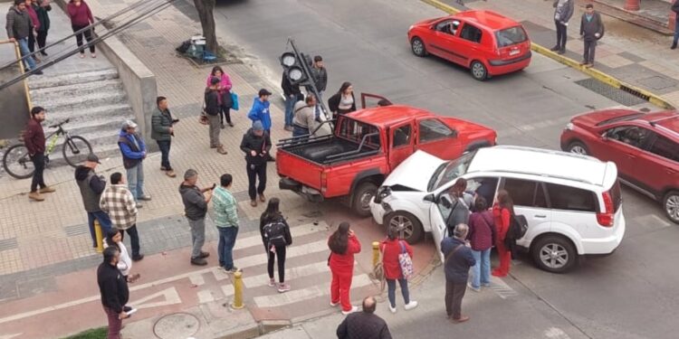 Colisión dejó dos vehículos y estructura de semáforo afectados en Osorno