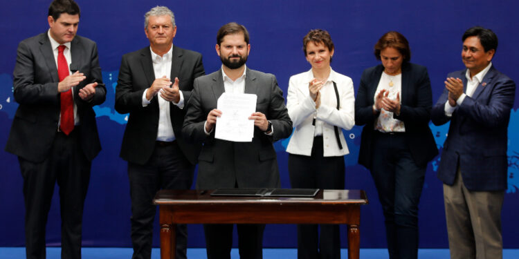 Boric firmó «Compromiso Transversal por la Seguridad»