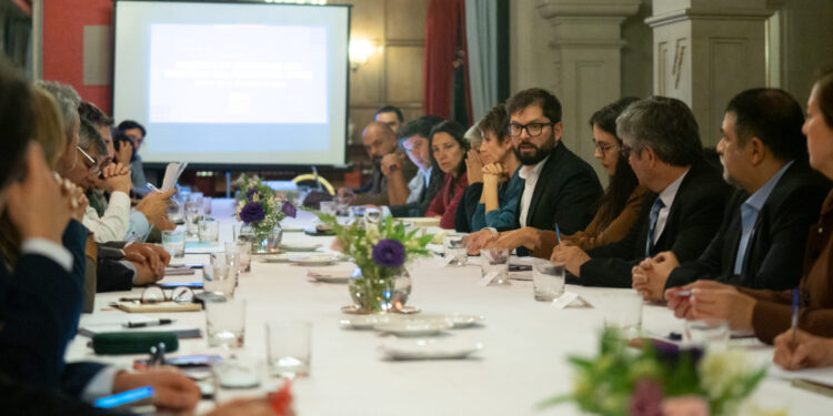 Con foco puesto en seguridad, oficialismo se reunió con Boric