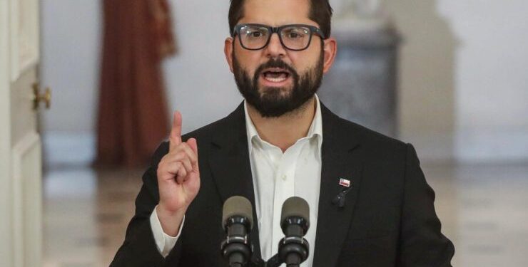 Cadem: Aprobación a Boric llegó al 30% y respaldo a Carabineros a 79%