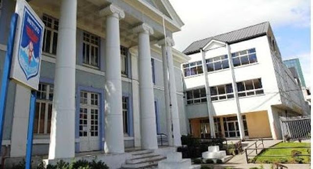 Estudiante del liceo Comercial Osorno quedó con lesiones tras caer de microbús