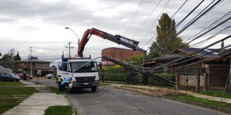 Vecinos del sector oriente de Osorno quedaron sin luz tras poste derribado