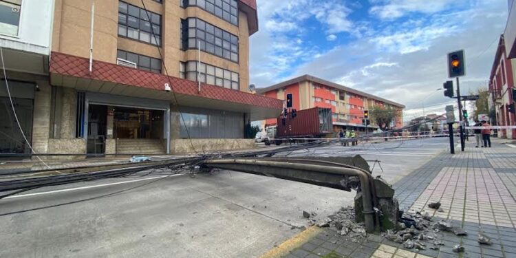 Saesa trabajó en reposición de dos postes derribados por camión en centro de Osorno