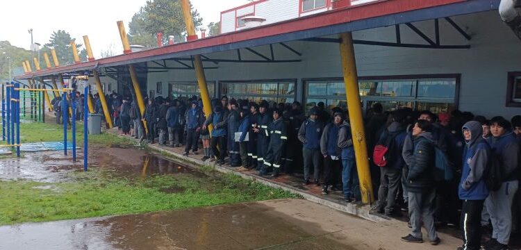 Estudiantes del liceo Industrial de Osorno iniciaron movilización y toma del recinto