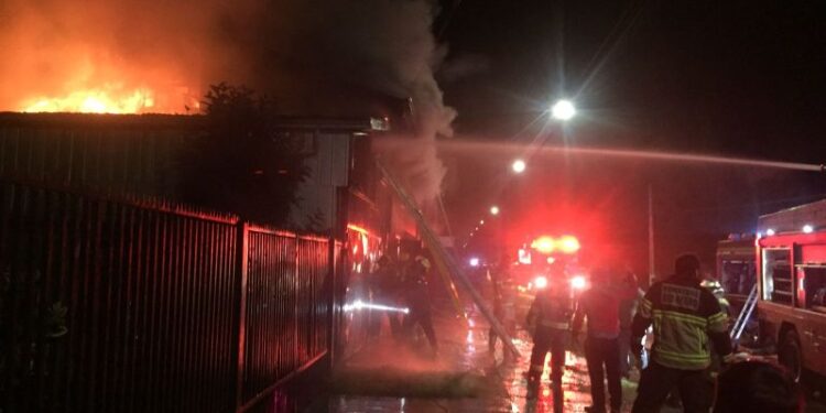Incendio afectó vivienda de dos pisos en Río Negro