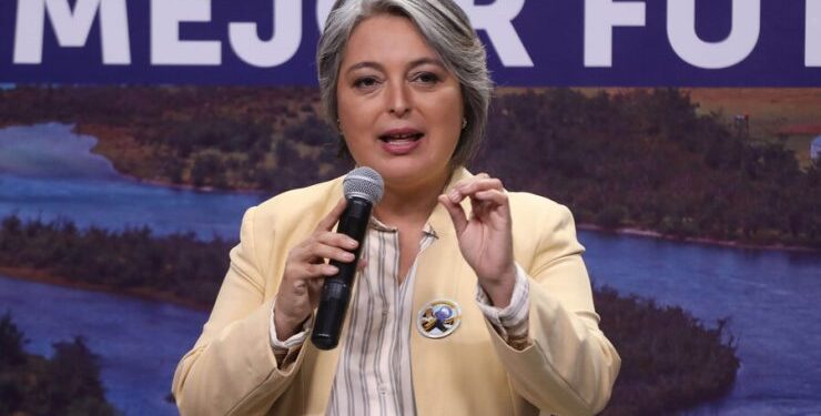 Ministra Jara critica proyecto que busca entregar $2 millones a cada recién nacido