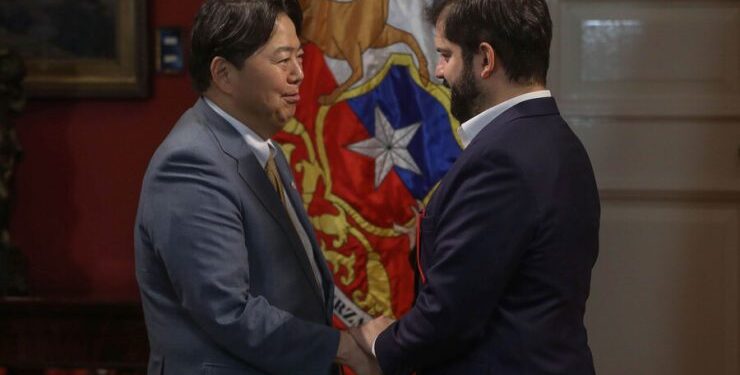 Pdte. Boric recibió al canciller de Japón en La Moneda para fortalecer lazos